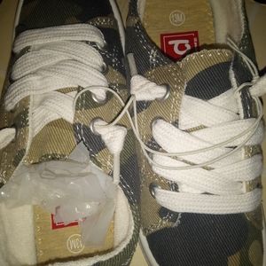 Little girl camo tennis shoes